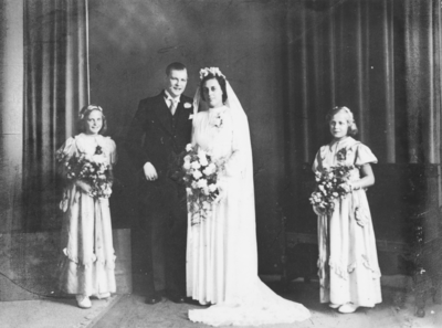 876442 Portret (trouwfoto) van Jan Hendrik de Winter uit Wijk C te Utrecht en Johanna Oostendorp, met twee ...